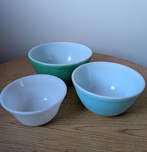 Vintage Pyrex Coloured Bowl